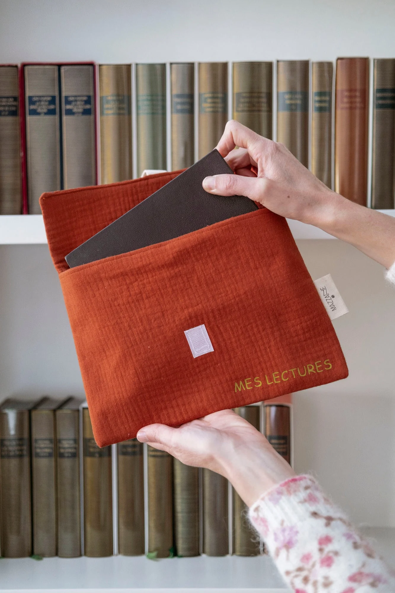 Pochette protection livre femme personnalisable en gaze de coton bleu – Image 4